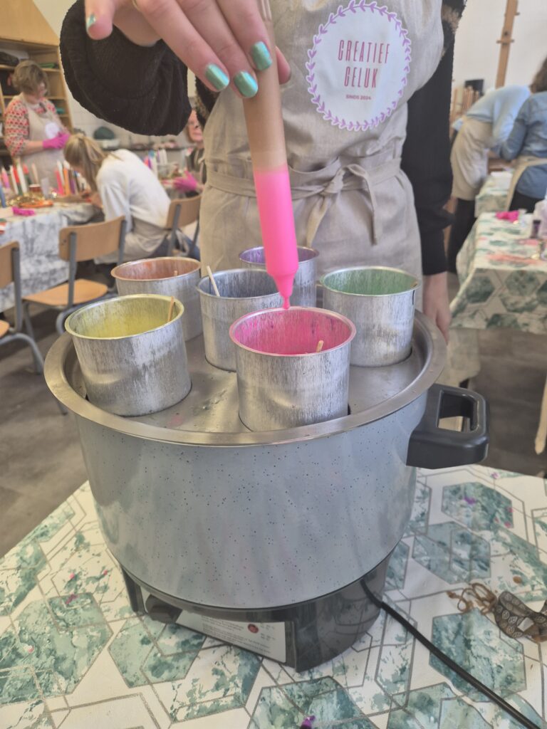 Het perfecte creatieve cadeau: waarom een kaarsenworkshop altijd raak is.